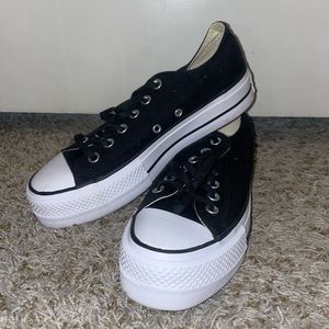 Platform Converse Low tops. Never worn. I don’t have the original box.